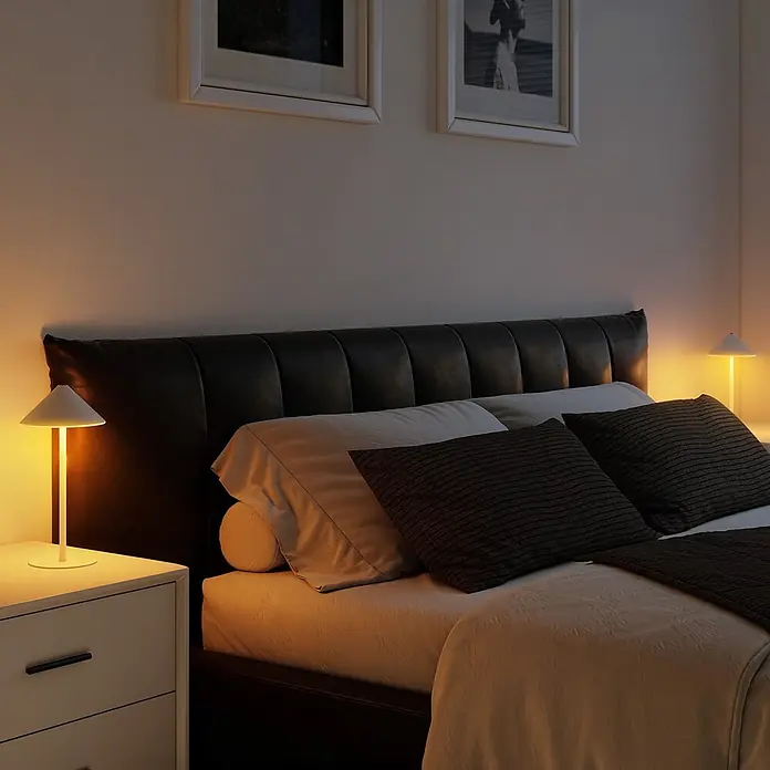 Homcom Tischleuchte - L x B x H: 15 x 15 x 31,5 cm, Weiß, Weiß, Sonstige - Zwei weiße Tischlampen beleuchten eine gemütliche Schlafzimmerkulisse mit warmem Licht neben dem Bett.