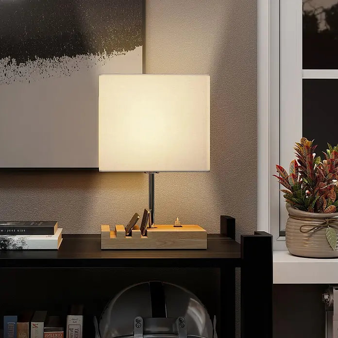 Homcom Tischleuchte - 40 W, L x B x H: 25 x 20 x 40,5 cm, Weiß, Weiß, E27 - Quadratische weiße Tischlampe mit silbernem Ständer, integriert in eine helle Holz-Organizer-Basis mit zwei Smartphones auf einem dunklen Regal.