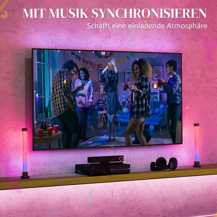 Homcom Tischleuchte - 8 W, L x B x H: 6 x 6 x 32,5 cm, Weiß, Weiß, Sonstige - Zwei hohe, rechteckige Lichtleisten strahlen farbiges Licht aus, umrahmen einen Fernseher mit Partyszene, Musiksynchronisierung andeutend.