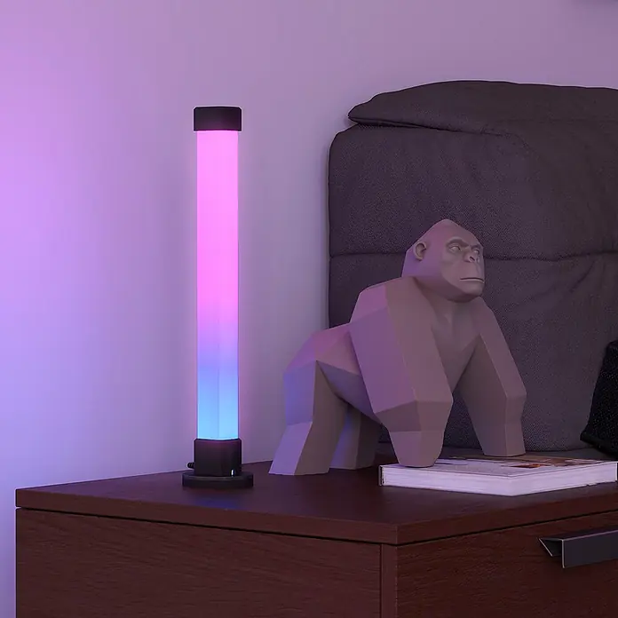 Homcom Tischleuchte - 8 W, L x B x H: 6 x 6 x 32,5 cm, Weiß, Weiß, Sonstige - Schwarze Smart-Lampe mit pink-blauer Lichtabstufung, beleuchtet einen Nachttisch.