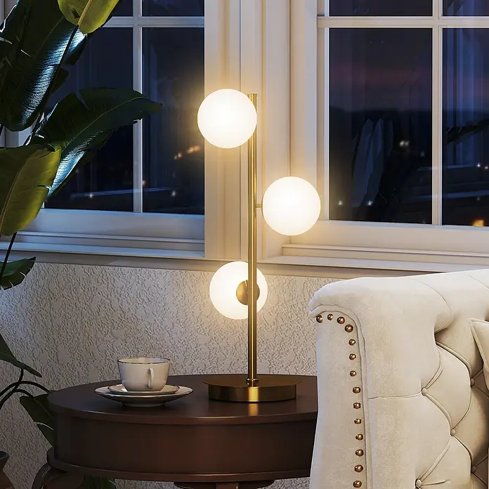 Homcom Tischleuchte - 25 W, L x B x H: 24 x 24 x 53 cm, Gold, Weiß, G9 - Messing Tischlampe mit drei leuchtenden Kugeln auf einem Beistelltisch im Wohnzimmer.