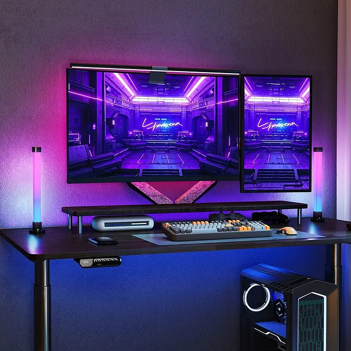 Homcom Tischleuchte - 8 W, L x B x H: 6 x 6 x 32,5 cm, Weiß, Weiß, Sonstige - Ein höhenverstellbarer Schreibtisch aus dunklem Holz mit Gaming-Setup, zwei Monitoren und RGB-Beleuchtung.