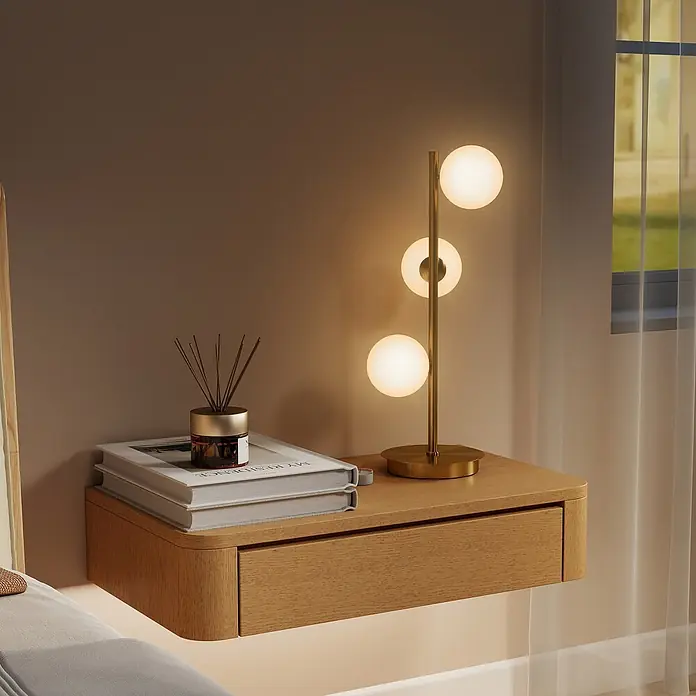 Homcom Tischleuchte - 25 W, L x B x H: 24 x 24 x 53 cm, Gold, Weiß, G9 - Ein moderner schwebender Nachttisch aus Eiche mit einer Lampe aus Messing und Glaskugeln, Büchern und einem Diffusor im Schlafzimmer.