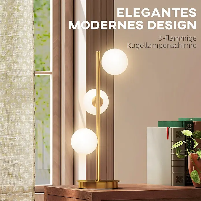 Homcom Tischleuchte - 25 W, L x B x H: 24 x 24 x 53 cm, Gold, Weiß, G9 - Elegante goldene Tischlampe mit drei weißen Glaskugelschirmen, auf einem Holztisch neben Büchern und Pflanze.