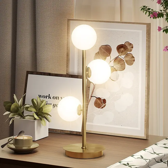 Homcom Tischleuchte - 25 W, L x B x H: 24 x 24 x 53 cm, Gold, Weiß, G9 - Eine goldene Tischleuchte mit drei beleuchteten weißen Kugeldiffusoren auf einer Holzoberfläche.