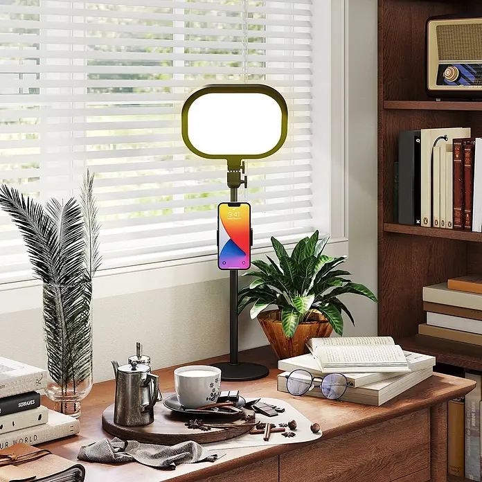 Homcom Tischleuchte - 10 W, L x B x H: 23 x 23 x 65 cm, Schwarz, Schwarz, Sonstige - Schreibtischlampe mit ovalem Leuchtpanel und Handyhalterung, auf einem Holzschreibtisch.