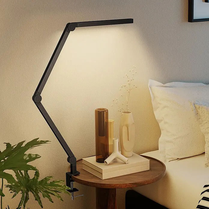 Homcom Tischleuchte - 12 W, L x B x H: 5,5 x 3,8 x 121,5 cm, Schwarz, Schwarz, Sonstige - Eine schwarze, verstellbare Schreibtischlampe mit Gelenkarm ist an einem runden Holztisch geklemmt und beleuchtet eine beige Wand.