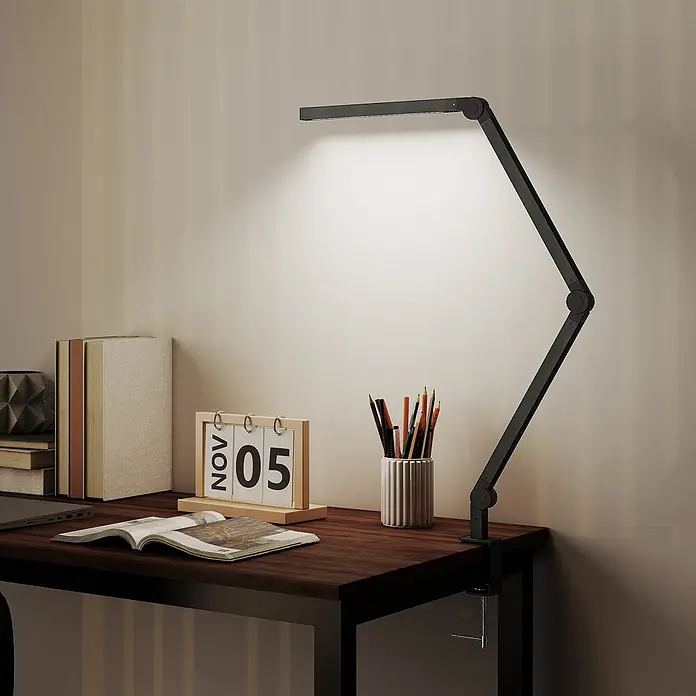 Homcom Tischleuchte - 12 W, L x B x H: 5,5 x 3,8 x 121,5 cm, Schwarz, Schwarz, Sonstige - Schwarze, verstellbare LED-Schreibtischlampe an einem Holztisch befestigt, beleuchtet den Arbeitsbereich mit Büchern und Büromaterial.