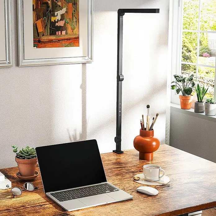 Homcom Tischleuchte - 12 W, L x B x H: 5,5 x 3,8 x 121,5 cm, Schwarz, Schwarz, Sonstige - Schwarze verstellbare Schreibtischlampe beleuchtet einen hölzernen Arbeitsplatz mit Laptop.