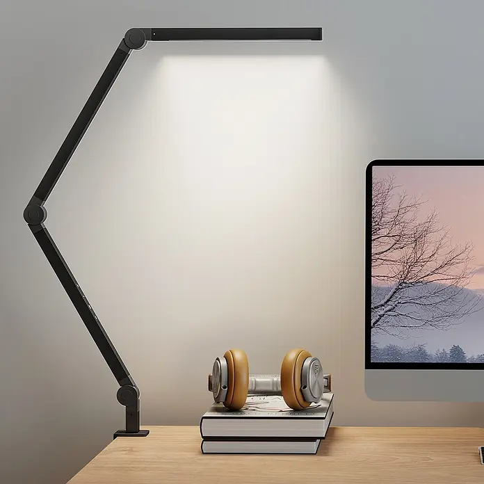 Homcom Tischleuchte - 12 W, L x B x H: 5,5 x 3,8 x 121,5 cm, Schwarz, Schwarz, Sonstige - Schwarze Gelenk-Schreibtischlampe beleuchtet einen Holztisch mit Monitor und Kopfhörern.