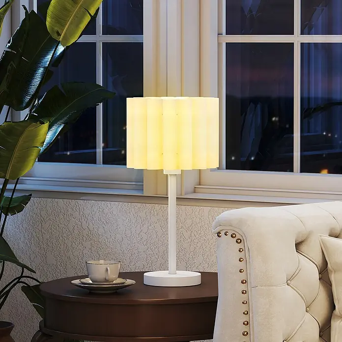 Homcom Tischleuchte - 40 W, L x B x H: 25 x 25 x 48,5 cm, Weiß, Weiß, E27 - Weiße Tischlampe mit plissiertem Schirm beleuchtet gemütliches Zimmer bei Nacht, steht auf Beistelltisch neben Sofa.