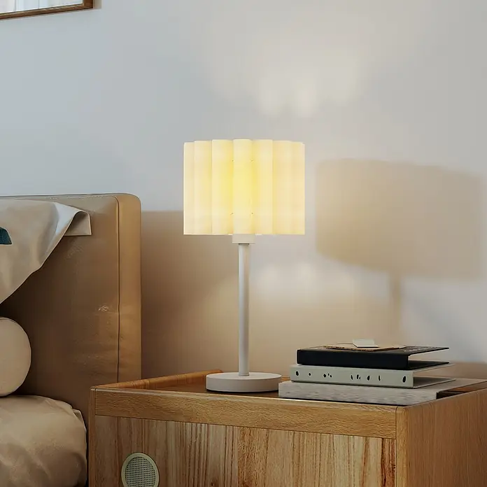 Homcom Tischleuchte - 40 W, L x B x H: 25 x 25 x 48,5 cm, Weiß, Weiß, E27 - Eine moderne Tischlampe mit rechteckigem Faltschirm und weißem Fuß beleuchtet einen Nachttisch mit Büchern neben einem Bett.
