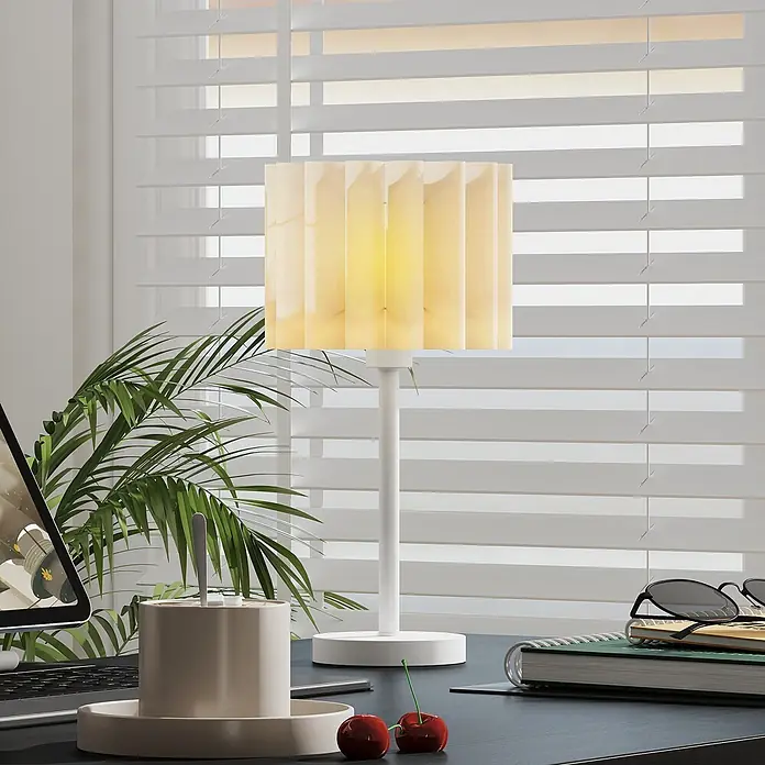 Homcom Tischleuchte - 40 W, L x B x H: 25 x 25 x 48,5 cm, Weiß, Weiß, E27 - Eine weiße Tischlampe mit plissiertem, durchscheinendem Schirm leuchtet auf einem dunklen Schreibtisch neben einem Laptop und einer Pflanze, beleuchtend einen Arbeitsbereich.