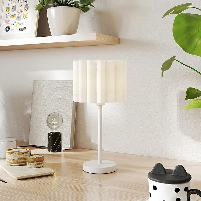 Homcom Tischleuchte - 40 W, L x B x H: 25 x 25 x 48,5 cm, Weiß, Weiß, E27 - Weiße Tischlampe mit plissiertem Schirm auf einem hellen Holzschreibtisch.