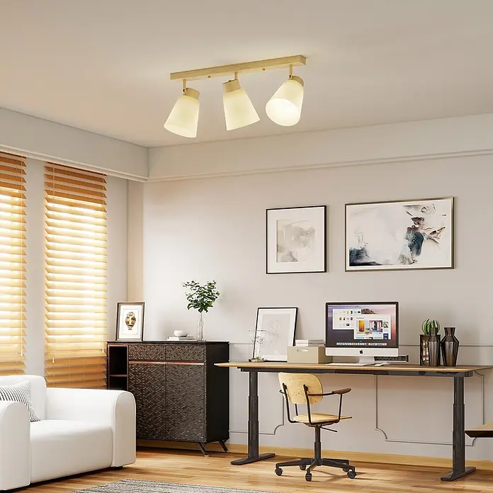 Homcom Deckenleuchte - 40 W, L x B x H: 50 x 13 x 20 cm, Naturholz, Weiß, E27 - Ein Deckenstrahler aus Holz mit drei verstellbaren Spots und mattweißen Schirmen beleuchtet ein modernes Home Office.