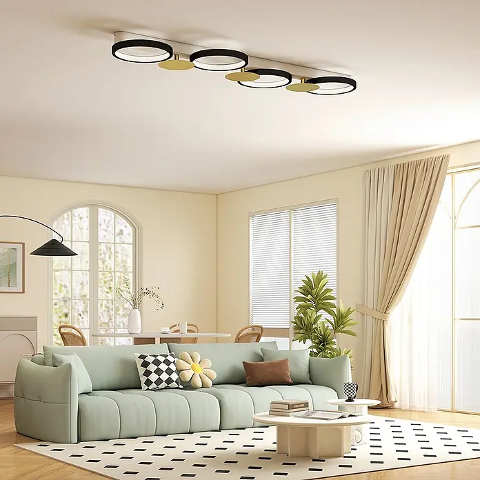 Homcom Deckenleuchte - 38 W, L x B x H: 100 x 31 x 7 cm, Schwarz, Gold, Schwarz, Gold, Sonstige - Moderne schwarze und goldene lineare Deckenleuchte mit runden Befestigungen, die ein Wohnzimmer beleuchtet.