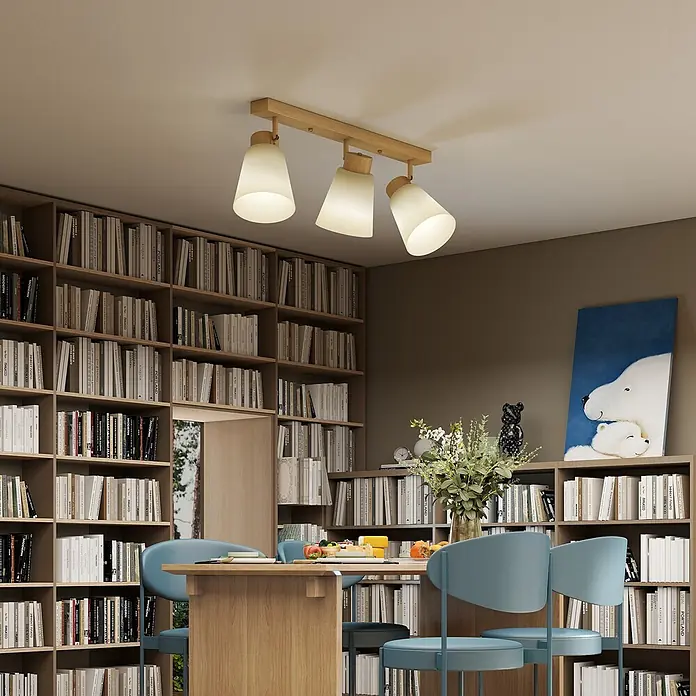 Homcom Deckenleuchte - 40 W, L x B x H: 50 x 13 x 20 cm, Naturholz, Weiß, E27 - Drei Deckenstrahler aus Holz mit weißen Schirmen beleuchten eine Bibliothek mit Essbereich.
