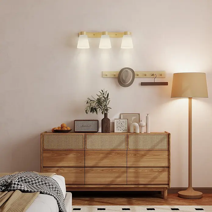 Homcom Deckenleuchte - 40 W, L x B x H: 50 x 13 x 20 cm, Naturholz, Weiß, E27 - Helle Holzkommode mit Rattan-Geflecht auf oberen Schubladen, als Stauraum im Schlafzimmerambiente.