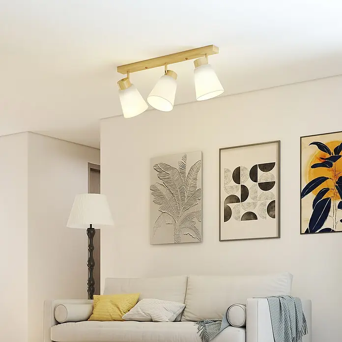 Homcom Deckenleuchte - 40 W, L x B x H: 50 x 13 x 20 cm, Naturholz, Weiß, E27 - Holzdeckenstrahler mit drei weißen konischen Lampen, die ein Wohnzimmer beleuchten.