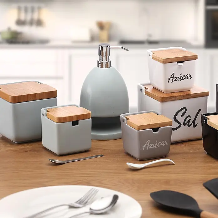 Versa Dispensador de jabón - Cerámica, Aguamarina - Contenedores de cocina de cerámica surtidos con tapas de bambú y dispensador de jabón, para azúcar y sal, en encimera de madera.