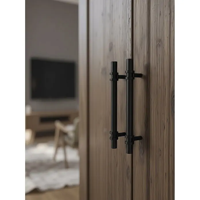 Nesu Tirador para muebles Doble Loop - Distancia entre orificios: 96 mm, Otros, Negro, 4 ud. - Par de tiradores de metal negros montados verticalmente en una puerta de madera.