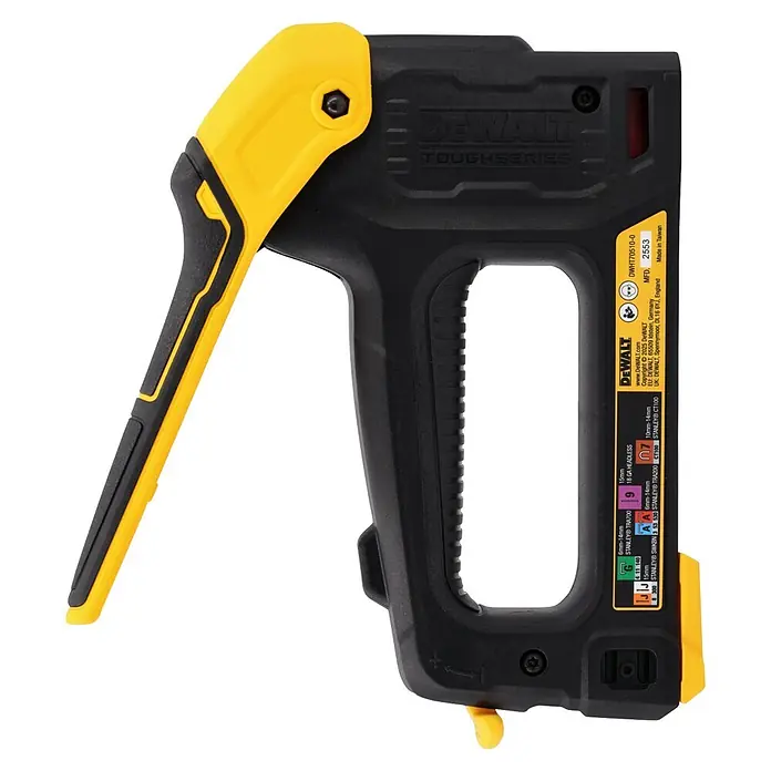 DeWalt Grapadora manual DWHT70510 - Profundidad de grapado: 6 mm - 14 mm - Una engrapadora manual DeWalt Toughseries amarilla y negra, diseñada para fijaciones robustas.