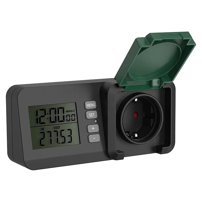 REV Energiekosten-Messgerät LCD-Display IP44 - Schwarz, Grün - Dunkelgrauer digitaler Stromzähler mit grünem Schutzdeckel über der Steckdose, der Zeit und Kosten anzeigt.