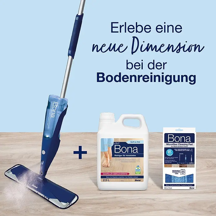 Bona Spray Mop Premium für Holzfußböden - Mikrofaser, 1 x Bona Spray Mop, 1 x Bona Spray Mop Refiller (Kartusche), 1 x Bona Mikrofaser-Reinigungspad - Bona Sprühwischer reinigt Holzboden, daneben Reinigerflasche und Mikrofasertuch. Produkte in Blau und Weiß.