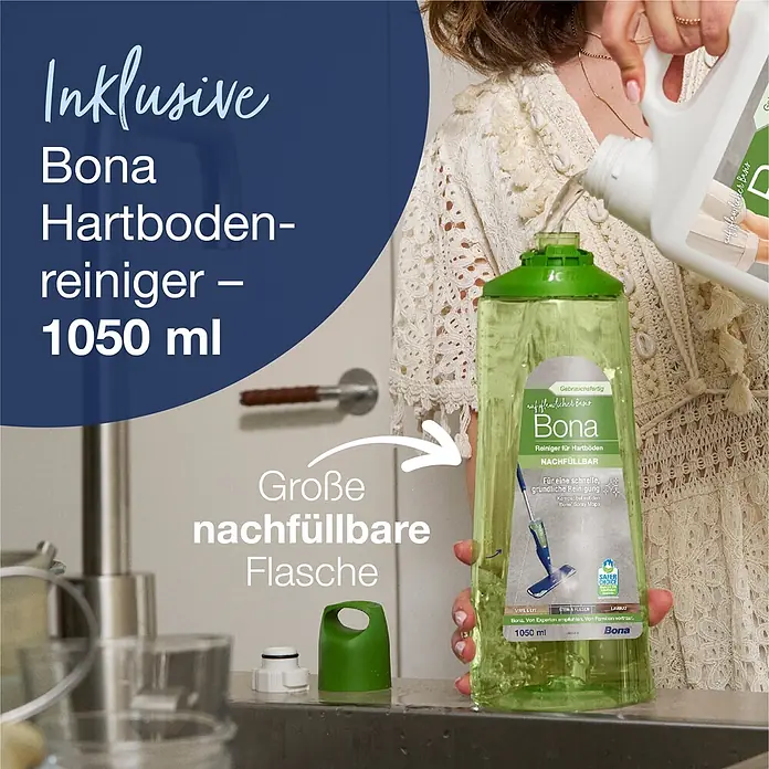 Bona Spray Mop Premium für Fliesen- und Laminatböden - Mikrofaser, 1 x Bona Spray Mop, 1 x Bona Spray Mop Refiller (Kartusche), 1 x Bona Mikrofaser-Reinigungspad - Eine Frau füllt eine grüne, nachfüllbare Bona Hartbodenreinigerflasche (1050ml) aus einem großen Nachfüllbehälter.