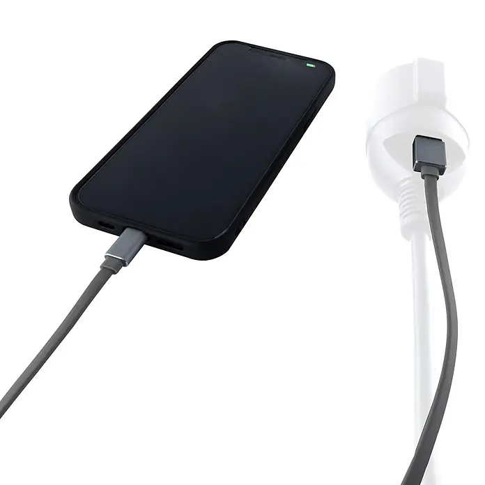 REV Verlängerungskabel Schutzkontakt mit USB-C - 3 m, Weiß - Schwarzes Smartphone in Hülle lädt mit grauem USB-C-Kabel an weißem Netzstecker.
