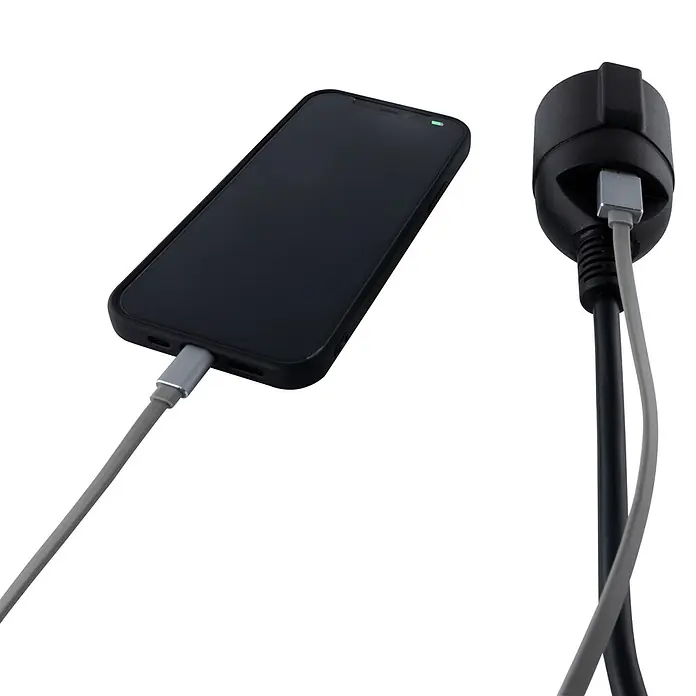 REV Verlängerungskabel Schutzkontakt mit USB-C - 3 m, Schwarz - Schwarzes Smartphone lädt mit grauem Kabel, verbunden mit einem schwarzen Multiport-Ladegerät und einem weiteren grauen Kabel.