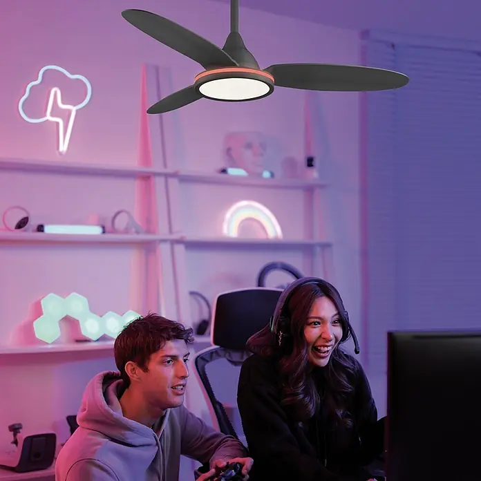 Alemar Ventilador de techo Mahon - Negro, 107 cm - Ventilador de techo negro con luz LED integrada y acento de cobre, iluminando una sala de juegos moderna.