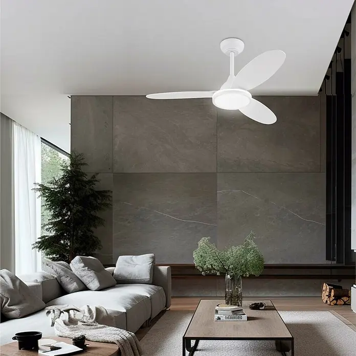 Alemar Ventilador de techo Mahon - Blanco, 107 cm - Ventilador de techo blanco con luz integrada montado en un salón moderno.