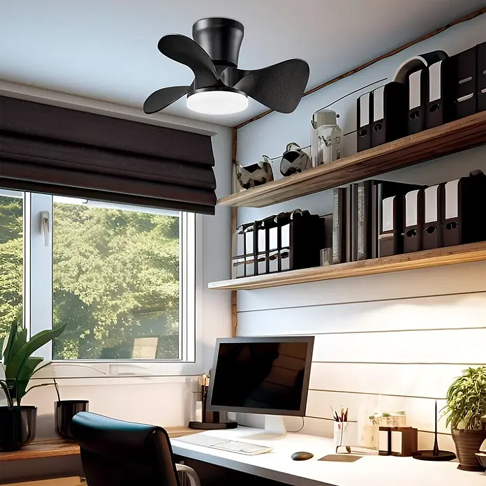 Alemar Ventilador de techo Siux - Negro, 56 cm, 30 W - Ventilador de techo negro con luz integrada, instalado en un techo blanco en una oficina moderna.