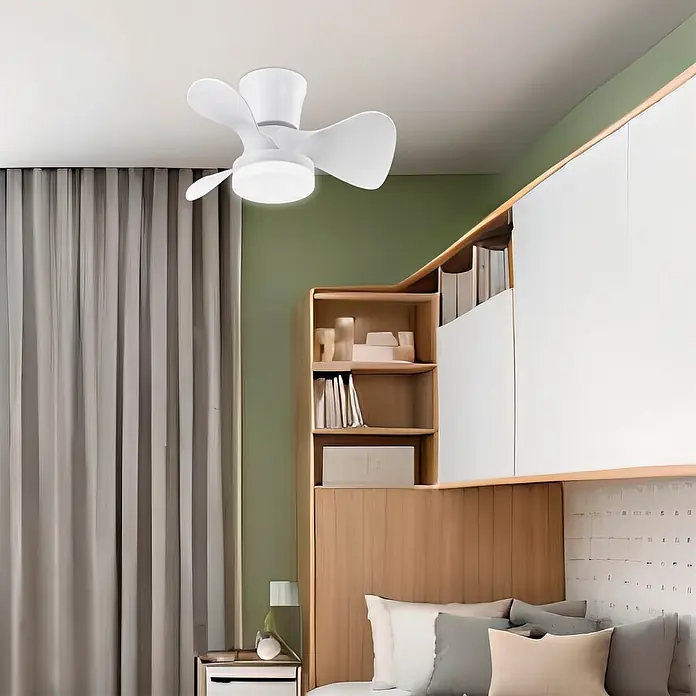 Alemar Ventilador de techo Siux - Blanco, 56 cm, 30 W - Un ventilador de techo blanco compacto con luz integrada, instalado en un dormitorio moderno con muebles de madera.