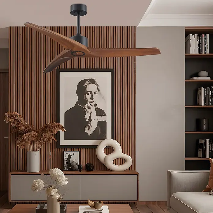 Alemar Ventilador de techo Cancun - Madera Oscura, 132 cm, 7 W - 40 W - Ventilador de techo de madera de tres aspas con motor negro, instalado en un salón moderno.