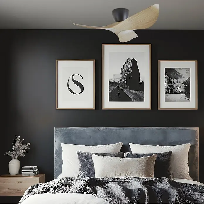Alemar Ventilador de techo Venice - Negro/Madera, 97 cm, 7 W - 30 W - Elegante ventilador de techo con aspas de madera y motor oscuro en un dormitorio.