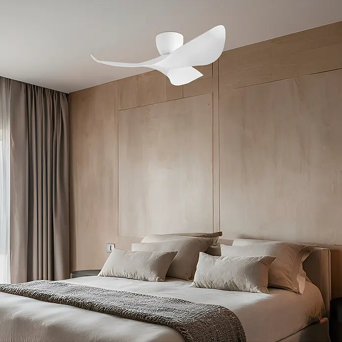 Alemar Ventilador de techo Venice - Blanco, 97 cm, 7 W - 30 W - Ventilador de techo blanco con aspas curvas elegantes, montado en un dormitorio moderno.