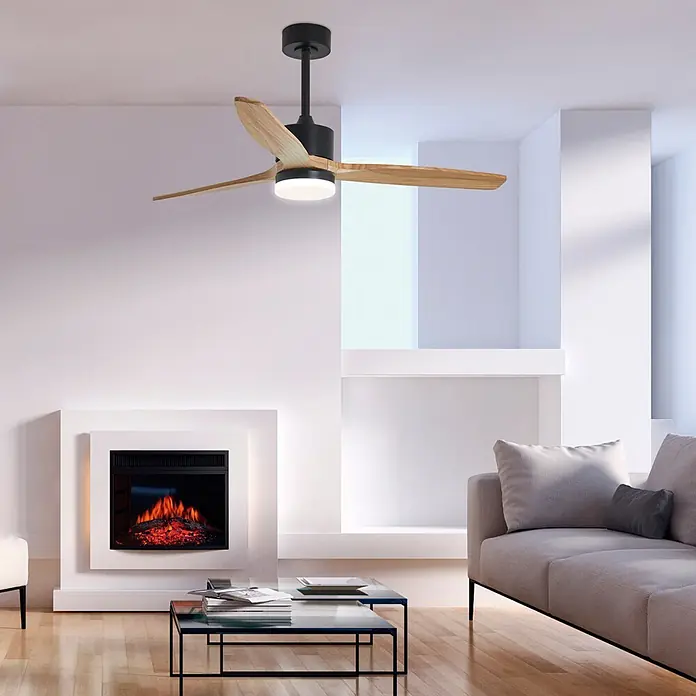 Alemar Ventilador de techo Madeira - Negro/Madera, 132 cm, 7 W - 40 W - Un moderno ventilador de techo negro con luz y aspas de madera, instalado en una sala de estar contemporánea.