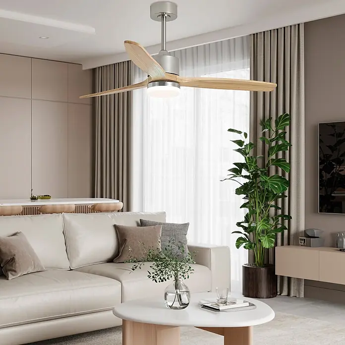 Alemar Ventilador de techo Madeira - Plata/Madera, 132 cm, 7 W - 40 W - Ventilador de techo moderno con aspas de madera clara y cuerpo de plata cepillada, luz LED integrada, instalado en un salón.