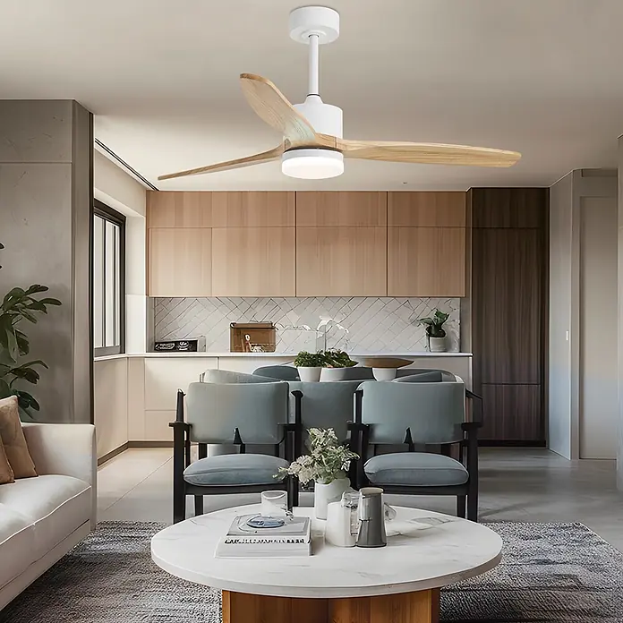 Alemar Ventilador de techo Madeira - Blanco/Madera, 132 cm, 7 W - 40 W - Ventilador de techo blanco con aspas de madera natural y luz integrada, en un moderno salón.