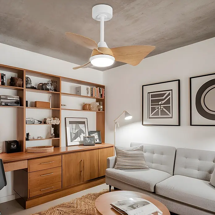 Alemar Ventilador de techo Tauro - Blanco/Madera, 76 cm, 30 W, Blanco neutro - Ventilador de techo blanco con luz y aspas de madera, instalado en un espacio moderno.