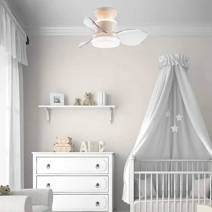 Alemar Ventilador de techo Salento - Arena, 50 mm, 30 W - Ventilador de techo beige con luces instalado en una habitación de bebé.