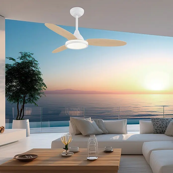 Alemar Ventilador de techo Mahon - Blanco/Madera, 107 cm - Ventilador de techo blanco con aspas de madera clara y luz LED integrada, instalado en un espacio exterior.