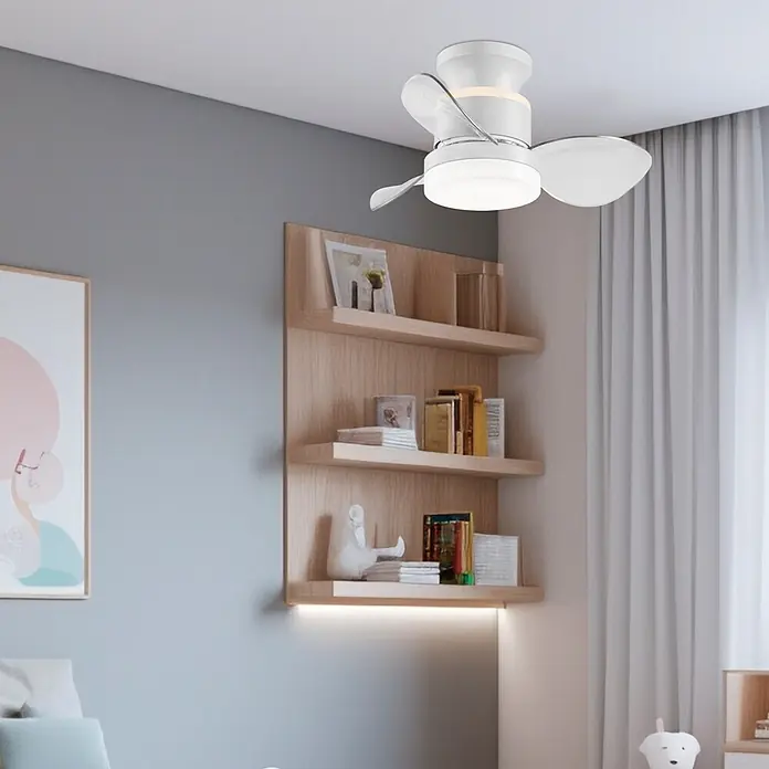 Alemar Ventilador de techo Salento - Blanco, 50 mm, 30 W - Un ventilador de techo blanco con tres aspas y luz integrada, con detalles plateados, instalado en una habitación moderna.