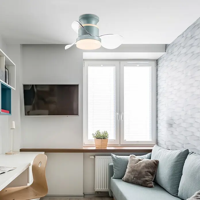 Alemar Ventilador de techo Salento - Verde, 50 mm, 30 W - Pequeño ventilador de techo verde azulado y beige con aspas blancas y luz integrada, instalado en una sala de estar moderna.