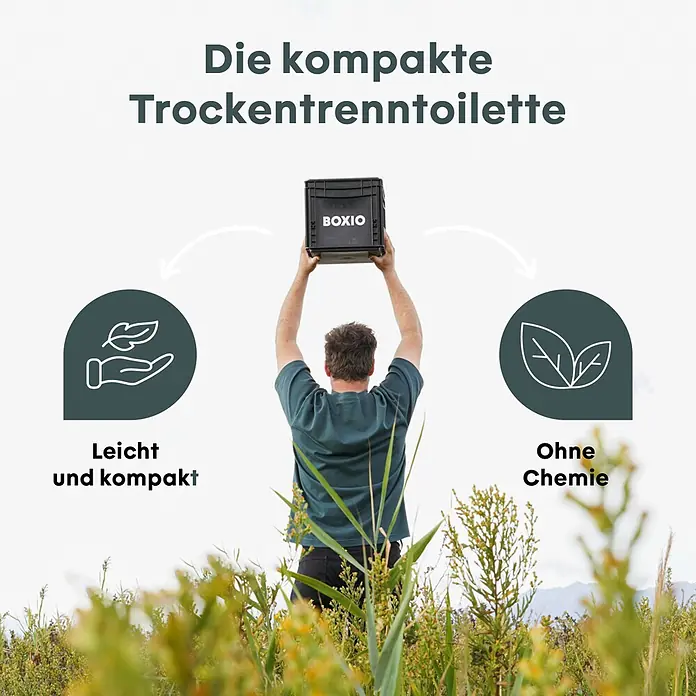 Boxio Campingtoilette Basis - L x B x H: 40 x 30 x 28 cm, 1 -tlg., Kunststoff - Ein Mann hält eine schwarze BOXIO Trockentrenntoilette-Kiste über dem Kopf und betont ihre Leichtigkeit und Kompaktheit.