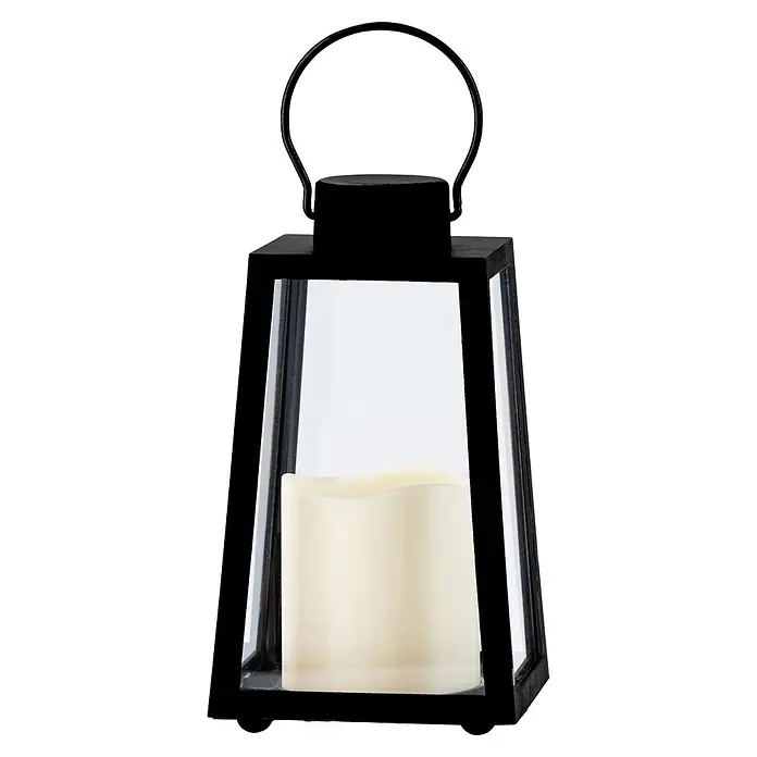 LED-Laterne Keru - 10 x 10 x 18 cm, LED-Kerze, Schwarz - Eine schwarze Metalllaterne mit klaren Glasscheiben und einer weißen flammenlosen Kerze, mit einem Tragegriff.