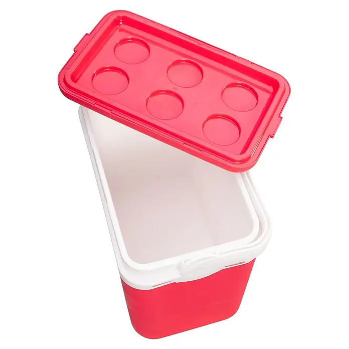 Kühlbox - 10 l, Pink-Weiß - Rot-weiße Kunststoff-Kühlbox mit leicht geöffnetem roten Deckel, der runde Becherhalter hat.