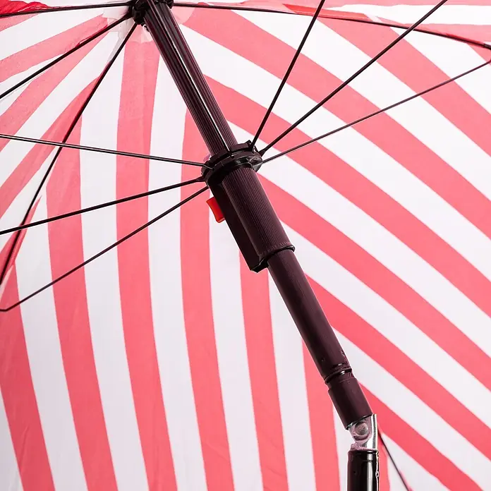 Strandschirm - Weiß/Pink, Durchmesser Bespannung: 180 cm - Unterseite eines geöffneten Regenschirms mit rot-weißen Streifen, schwarzem Mittelstock und Speichen, inklusive rotem Auslöseknopf.